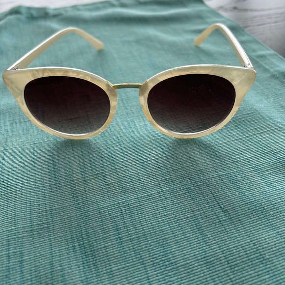 Ivory coloured Round Sunglasses Cat 3ce - Picture 1 of 3